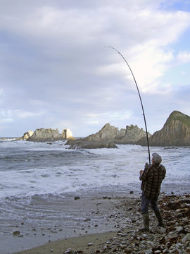pescador en la costa