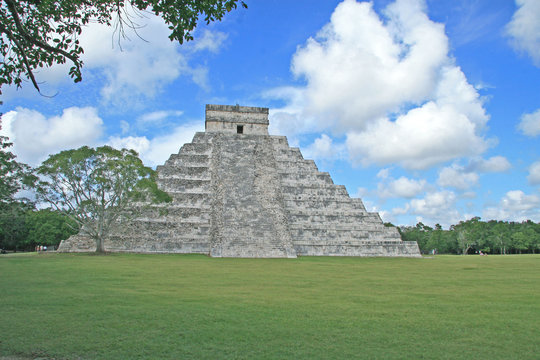 castillo pyramide mayas