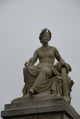Fototapeta na wymiar statue in paris