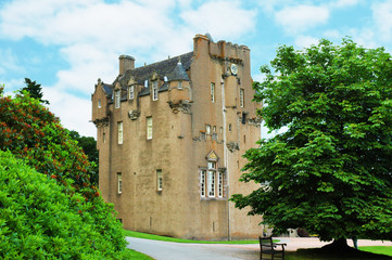 Fototapeta na wymiar szkocki zamek między drzewami w letni dzień