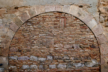 muro con arco antiguo