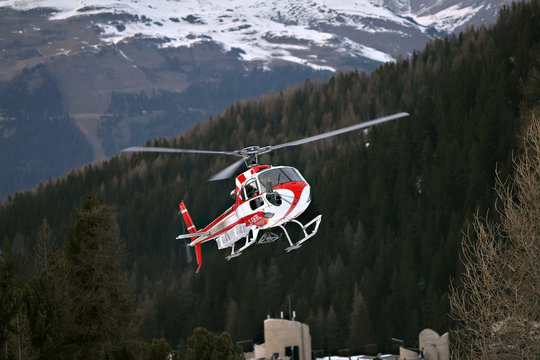 h&eacute;licopt&egrave;re de sauvetage en montagne en vol