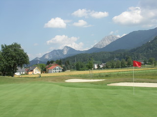 Fototapeta na wymiar golf course in the mountains