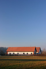 Fototapeta na wymiar farmhouse in the countryside - romantic sundown