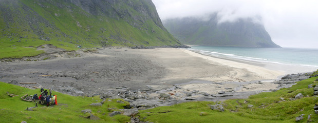 panoramique - randonneurs dans les iles lofoten