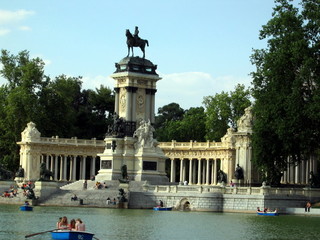 Fototapeta na wymiar Madryt jezioro pomnik