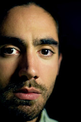 homme au regard triste