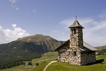 Fototapeta na wymiar kleine bergkapelle