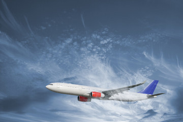 Fototapeta na wymiar samolot w dramatyczne niebo