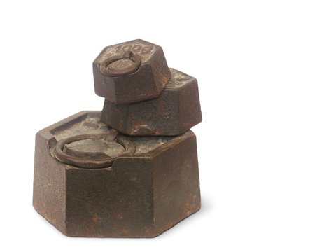 trois poids sur fond blanc