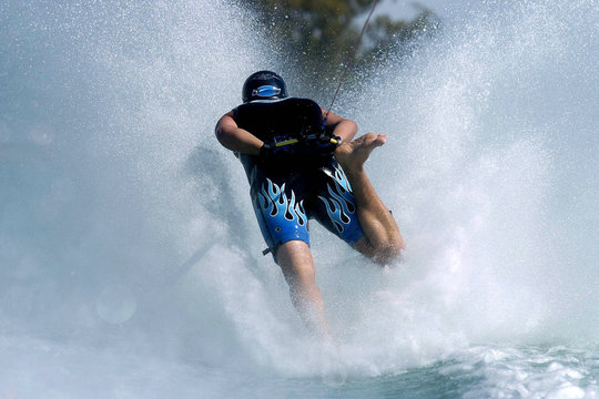 Barefoot Skiing 02