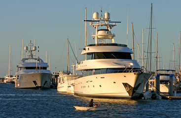 Naklejka premium row boat vs superyacht