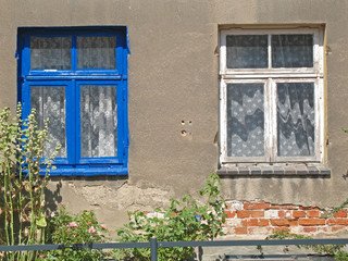 Fototapeta na wymiar Okna niebieski biały