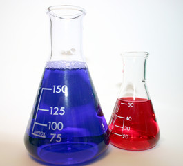 récipients de chimie bleu et rouge