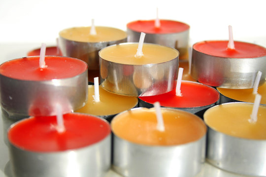 bougies rouges et jaunes