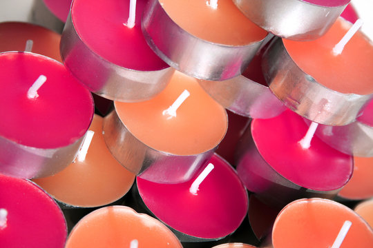 empilement de bougies de couleur