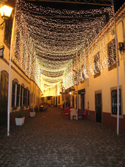 beleuchtete gasse