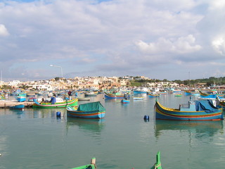 Fototapeta na wymiar Marsaxlokk - wioska rybacka na Malcie - łodzie rybackie