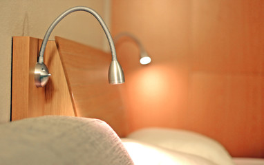 lampe de chevet moderne dans une chambre