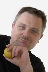 mann mit apfel