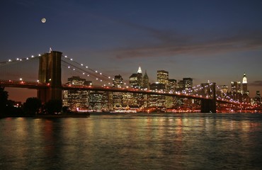 Fototapeta na wymiar księżyc nad dolnym Manhattan i Brooklyn Bridge