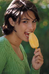 ragazza mangia gelato