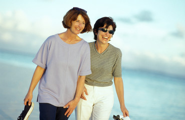 amiche passeggiano