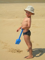 jeune garçon jouant sur la plage