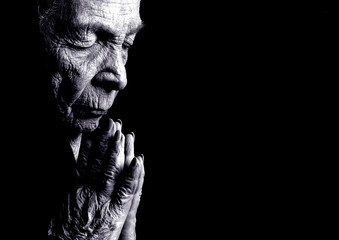 stara kobieta modli się - 2158054