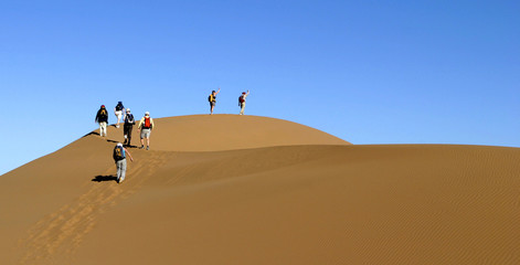Obraz na płótnie Canvas Turystyka na pustyni