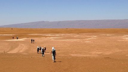 Fototapeta na wymiar randonneurs dans le désert