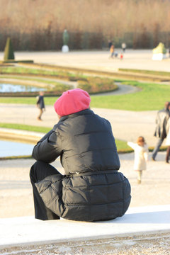 woman waiting in the parc