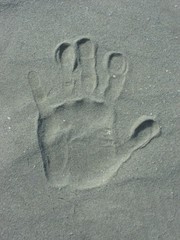 handabdruck im sand