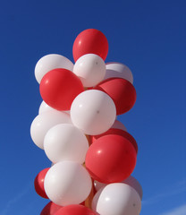 les ballons rouges et blancs