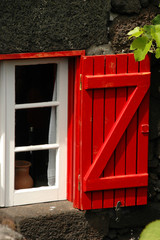 Fototapeta na wymiar migawki drewniane w tradycyjnym domu na Azorach