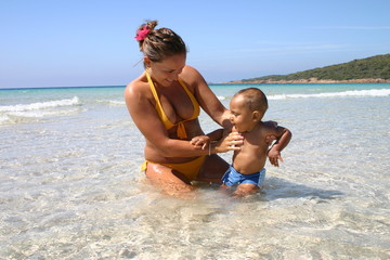 Naklejka premium mère et fils à la plage