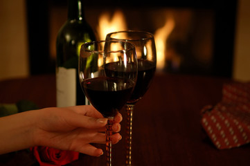 girl's hand holding wine glass