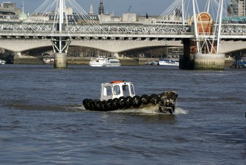 charing cross bridge with tire tug