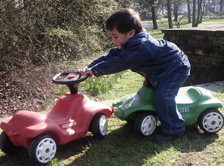 junge mit spielzeug auto
