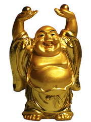 lachende goldene Buddha-Skulptur mit den Händen nach oben mit einer goldenen Kugel auf jeder Handfläche freigestellt auf weißem Hintergrund