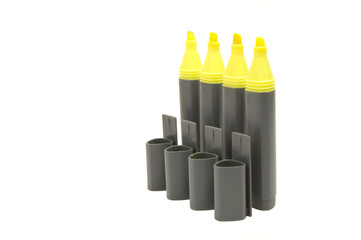 vier gelbe textmarker
