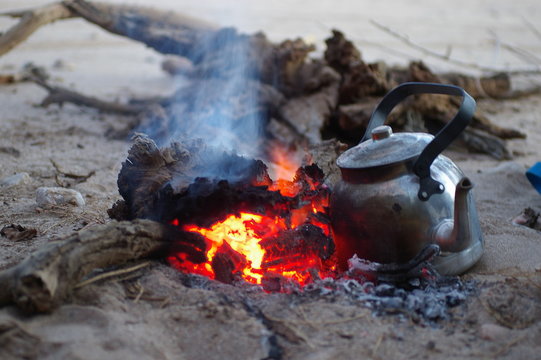 bouilloire pr&egrave;s du feu