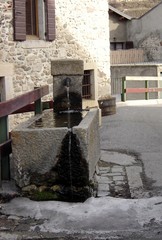 fontaine dans un petit village de montagne