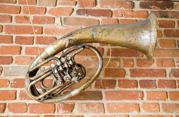 Fototapeta na wymiar stary instrument muzyczny na ścianie