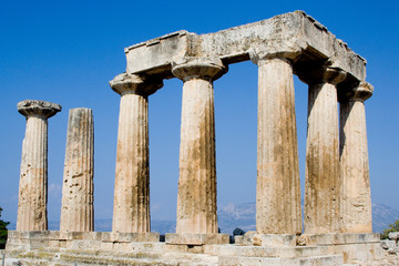 Fototapeta premium ruined columns of ancient corinth