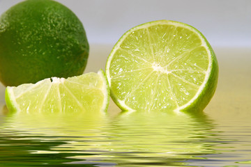 Fototapeta na wymiar świeże limes w wodzie