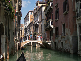 Fototapeta na wymiar sposób woda wzdłuż ulic Wenecja, Włochy
