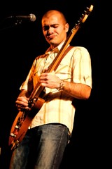 chanteur guitariste en concert - groupe pilarsky