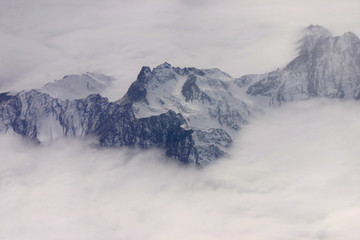 Fototapeta na wymiar Czarny Góry we mgle