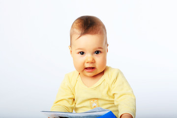 mädchen mit zeitung, baby